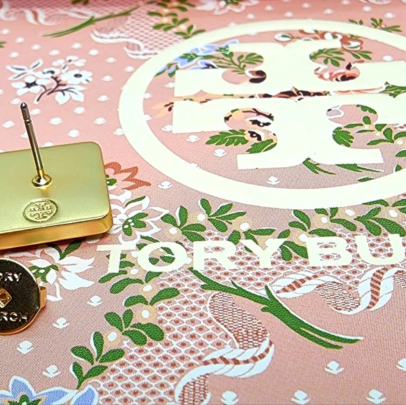 S⃠O⃠L⃠D⃠Tory Burch Resin Square Logo Tortoise Earrings - Picture 3 of 4